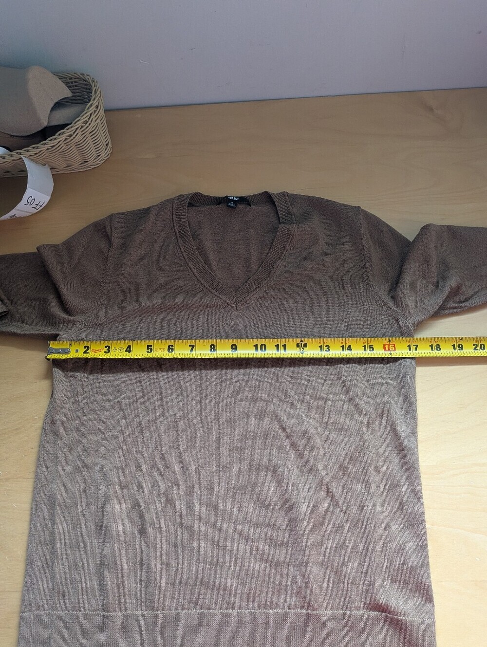 UNIQLO 100% Wool Women Sweater V Neck Brown Color Size Medium Classic Fit - Picture 7 of 9